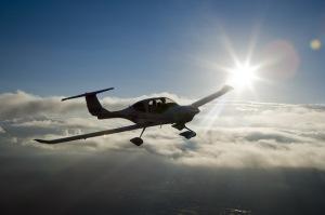 DA40 flying with sun