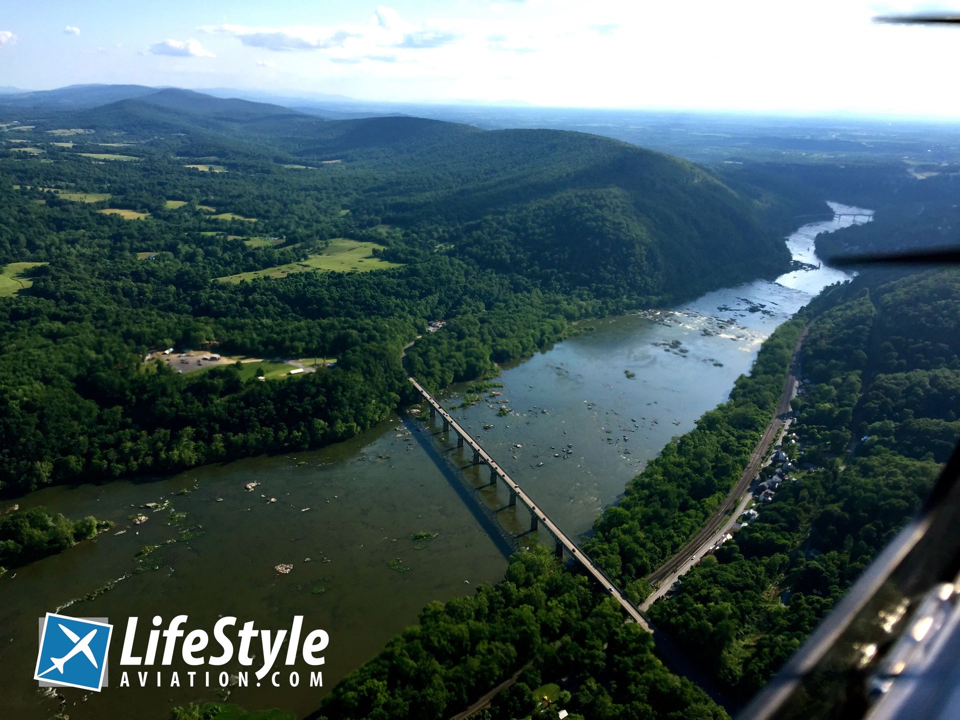 DA40 Flying over river